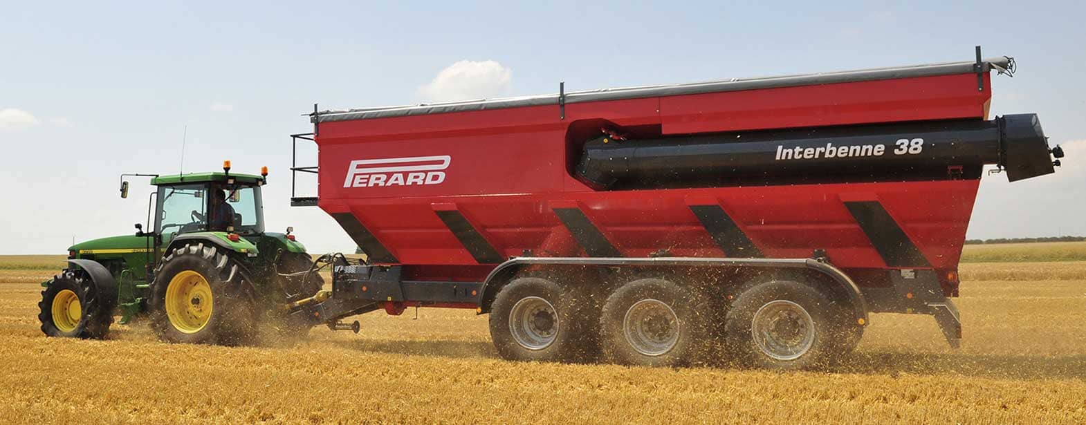 Interbenne est un transbordeur agricole décliné en différentes capacités, de 12 à 46 m³.
Il est équipé d'une vis de vidange capable d'effectuer des transbordements en moins de quatre minutes.
Il effectue ainsi des rotations entre la moissonneuse batteuse et un camion semi-remorque routier, sans interrompre la récolte de céréales.
C'est en 2001 que nous avons développé le style spécifique à la marque Perard, que nous avons ensuite étendu sur l'ensemble de la gamme de remorque de la société.