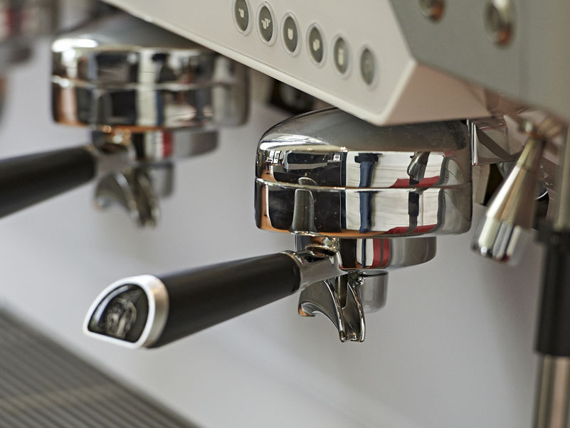 La Barissima R80 est un véritable
concentré de technologie dédiée à la qualité gustative de l’expresso. 
La tradition et les quatre-vingt années d’histoire se mêlent désormais à la technologie tactile.