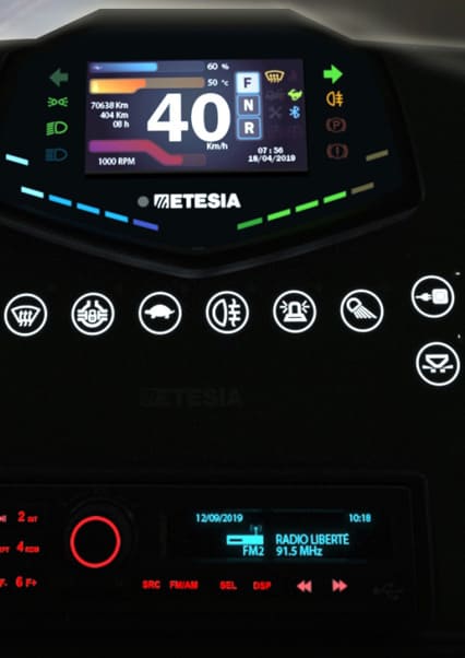 Le véhicule électrique contribue à la réduction de l'empreinte carbone. 
Le convertisseur 230 V  permet d'alimenter différents outils électriques en filaire, ainsi que les packs batterie des outils portatifs.