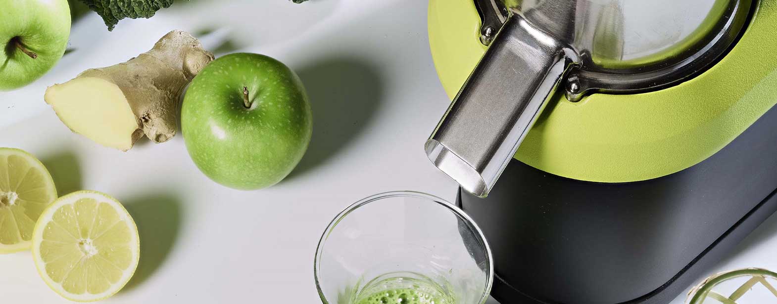 L’extracteur de jus Nutrisantos 65 est la solution pour tous les bars à jus et restaurants souhaitant réaliser des jus frais, pressés à froid, sur demande.

Un travail en étroite collaboration avec le bureau d'études Santos a permis d'intégrer de multiples contraintes techniques pour créer un objet dynamique aux lignes rassurantes. La présentation du Nutrisantos 65 permet de réaliser les jus face aux consommateurs. Il est particulièrement apprécié dans les nouveaux concepts gastronomiques de bars à jus.