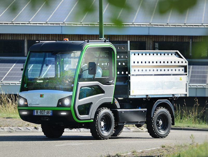 Le véhicule électrique contribue à la réduction de l'empreinte carbone. 
Le convertisseur 230 V  permet d'alimenter différents outils électriques en filaire, ainsi que les packs batterie des outils portatifs.