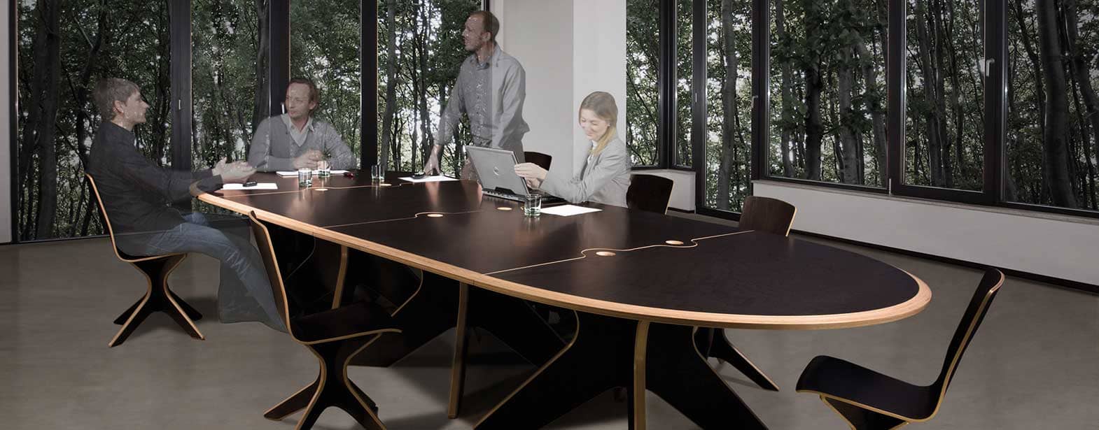 Ombrelle s'inspire du monde végétal, métaphore de l'arbre, prenant ses racines en terre et se déployant.
Entièrement réalisée en hêtre certifié PEFC issu des forêts des Vosges et de la Haute-Saône, Ombrelle se décline en tables ronde, ovale, et table de réunion modulaire. La gamme comprend également des chaises coordonnées, légères et confortables.
Avec ses formes arrondies, Ombrelle excelle dans l'art de réunir à la maison ou au bureau. Ses tranches claires contrastent avec les surfaces foncées et mettent en valeur la qualité de la matière.
Ombrelle répond à vos envies grâce à une large palette de couleurs et de finitions.