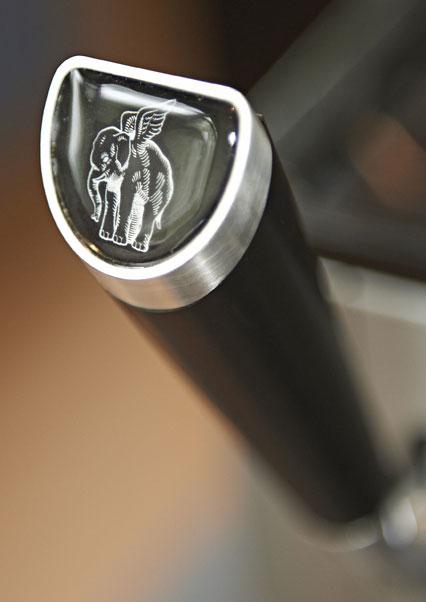 La Barissima R80 est un véritable
concentré de technologie dédiée à la qualité gustative de l’expresso. 
La tradition et les quatre-vingt années d’histoire se mêlent désormais à la technologie tactile.