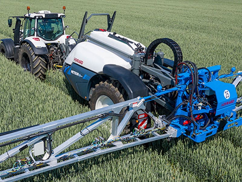 Meteor R-Activ détermine la nouvelle identité des productions du groupe Hardi Evrard.
C’est en 2019 que nous avons pu découvrir la première version du produit aux couleurs de la marque Danoise, Hardi. La version Evrard est maintenant disponible sur le marché Français depuis septembre 2020.